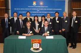 前排右起:香港大學李嘉誠醫學院院長梁卓偉教授及英國愛丁堡大學皇家（迪克）獸醫研究學院 Jeanne Marchig 國際動物福利教育中心主任Natalie Waran 教授 (後排右起) 香港大學李嘉誠醫學院副院長（教學）劉澤星教授, 港大學李嘉誠醫學院助理院長（臨床課程及考核）林大邦教授, 香港大學李嘉誠醫學院生物化學系課程主任陳應城教授, 香港大學李嘉誠醫學院副院長（臨床事務）羅偉倫教授, 香港大學李嘉誠醫學院生物化學系系主任岑美霞教授, 香港大學李嘉誠醫學院副院長（科研）梁雪兒教授, 香港大學李嘉誠醫學院副院長（人力資本）黃世雄教授, 香港大學李嘉誠醫學院助理院長(生物醫學及醫療專業課程及考核)鄭顏兒博士, 香港大學李嘉誠醫學院助理院長（學生事務） 梁嘉傑醫生, 香港大學李嘉誠醫學院助理院長（教學方法）陳立基醫生 