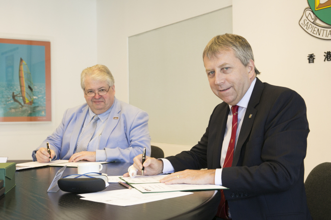 HKU President and Vice-Chancellor Professor Peter Mathieson (right) and UCL Vice-Provost (Research) Professor David Price sign the agreement.