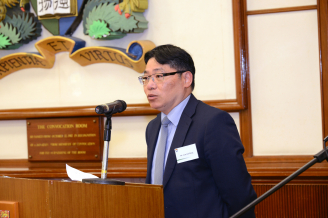 The Guest of Honour, Ir Lam Sai-hung, Director of Civil Engineering and Development of HKSAR, gives a speech in the Ceremony.