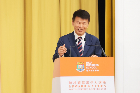 Professor Hongbin CAI, Dean and Chair of Economics of HKU Business School, delivers the welcoming remarks.
 