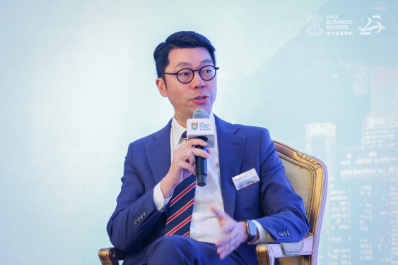 香港大學協理副校長（環球事務）、港大經管學院副院長（對外事務）鄧希煒教授主持論壇。
