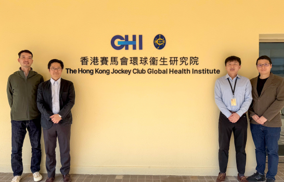 港大醫學院研發的新疫苗採用密碼子去優化策略，在不改變任何一個氨基酸的情況下，大幅削弱病毒毒性。研究由潘烈文教授（左二）領導，團隊成員包括（左起）顧豪高博士、特尼格爾博士及錢永康博士。