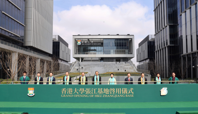 Second to the left: Mr Chen Dali, Deputy Director General of the Department of International Cooperation and Exchanges (Office of Hong Kong, Macao and Taiwan Affairs), Ministry of Education;  Mr Wu Jincheng, Deputy Secretary-General of Shanghai Municipal Government and Governor of Pudong New Area; Dr Peter Wong Tung-shun, Chairman of the HKU Council; Mr Li Zheng, Member of the Standing Committee of the CPC Shanghai Municipal Committee and Secretary of the CPC Pudong New Area Committee; The Hon Mr Leung Chun-ying, Vice Chairman of the National Committee of the Chinese People's Political Consultative Conference; Ms Xie Dong, Vice Mayor of Shanghai; Prof Xiang Zhang, President and Vice-Chancellor of HKU; Dr Zhou Yaming, Deputy Secretary-General of the Shanghai Municipal Government and Director-General of the Shanghai Municipal Commission of Education; Ms Ye Liang, Deputy Director of the Hong Kong and Macao Affairs Office of the Shanghai Municipal Government.