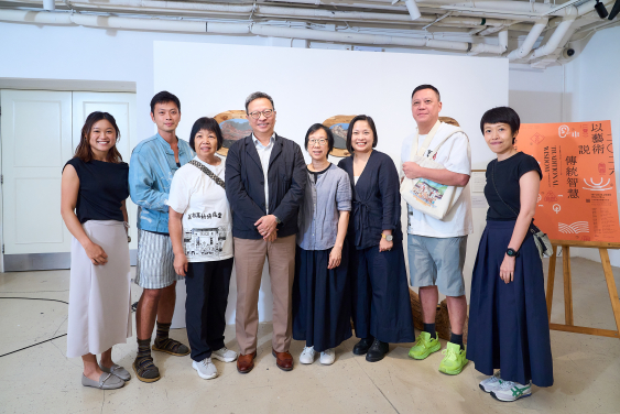 港大公民社會與治理研究中心團隊、藝術家導師及荔枝窩村民代表，於中環藝穗會慶祝「以藝術說傳統智慧」展覽開幕。