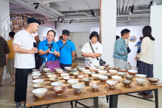 參展藝術家向來賓介紹作品。