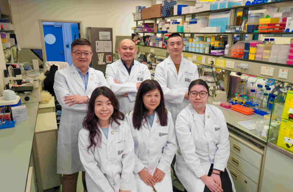 港大醫學院聯同清華大學藥學院研究團隊首創一種廣譜小分子抗病毒候選藥物MB‑32，有效阻截新冠及其變異病毒入侵。研究由（後排左起）陳志偉教授、朱軒教授及（前排中）劉利博士領導。