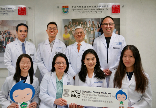 港大醫學院研究團隊證實，孕婦於懷孕期間服用常用止痛及退燒藥物撲熱息痛不會增加子女日後患上自閉症或ADHD的風險。研究團隊成員包括（後排左起）黃志基教授、尹旭輝教授、黃志威教授及Peter Tanuseputro教授、（前排左起）陳慧賢教授、陳美珍教授、駱珊博士及龔喬娃。