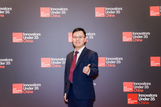 港大計算與數據科學學院趙恆爽教授獲《麻省理工科技評論》選為2025年度中國區「35歲以下科技創新35人」榜單得獎者之一。（MIT Technology Review TR35 China）