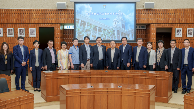 由吉林省海外聯誼會會長邱江先生率領吉林省代表團一行20人，於8月27日訪問香港大學（港大）。